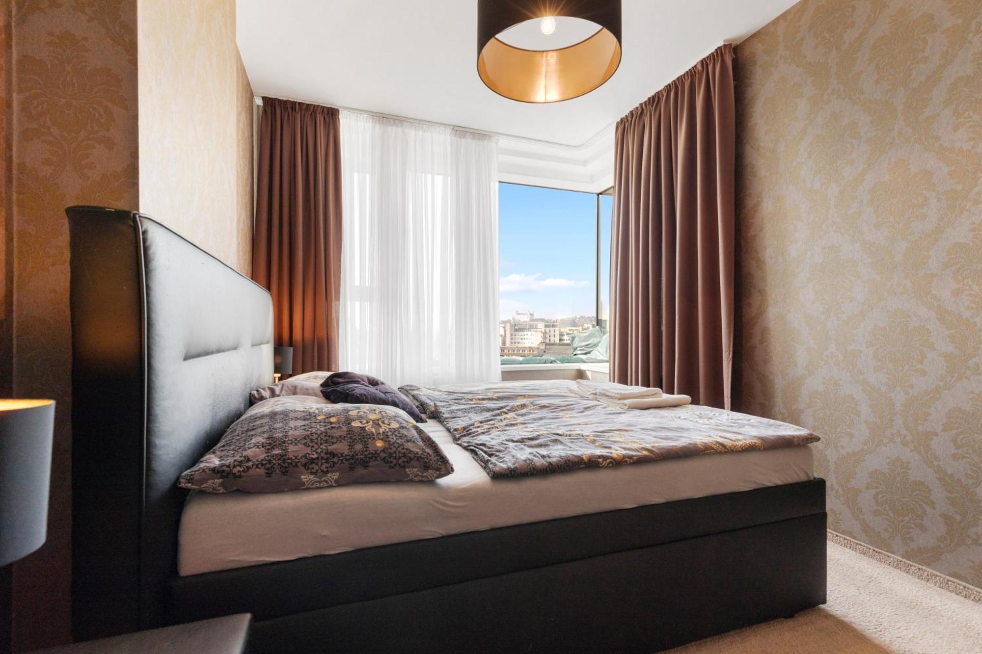 Panorama City Apartment In Downtown Area With Free Parking And Castle View Pressburg Exterior foto