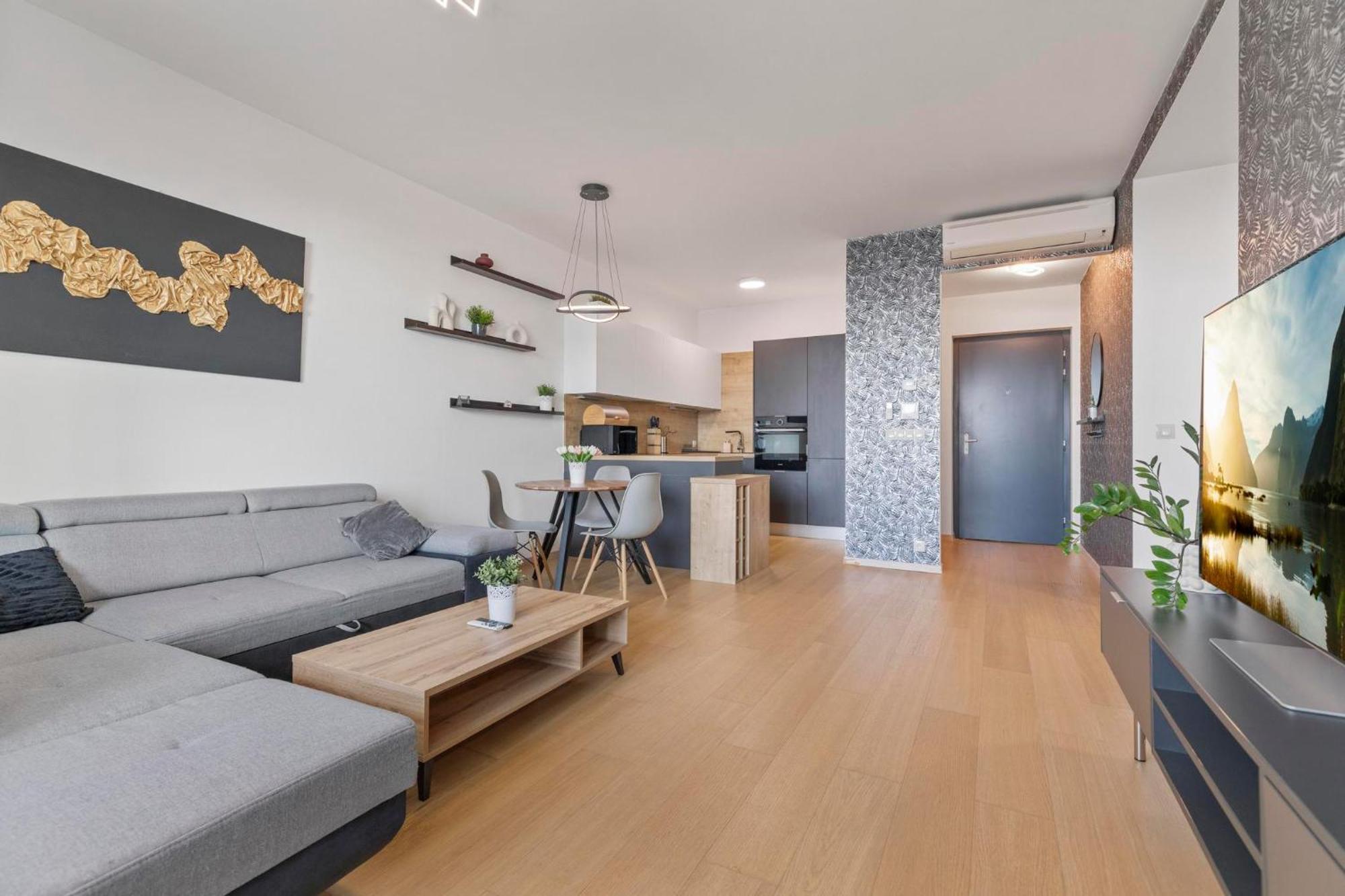 Panorama City Apartment In Downtown Area With Free Parking And Castle View Pressburg Exterior foto